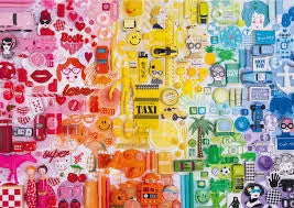 500 Colours puzle ar krāsainu priekšmetu kolāžu, kurā attēloti dažādi sīkumi varavīksnes toņu pārejās.
