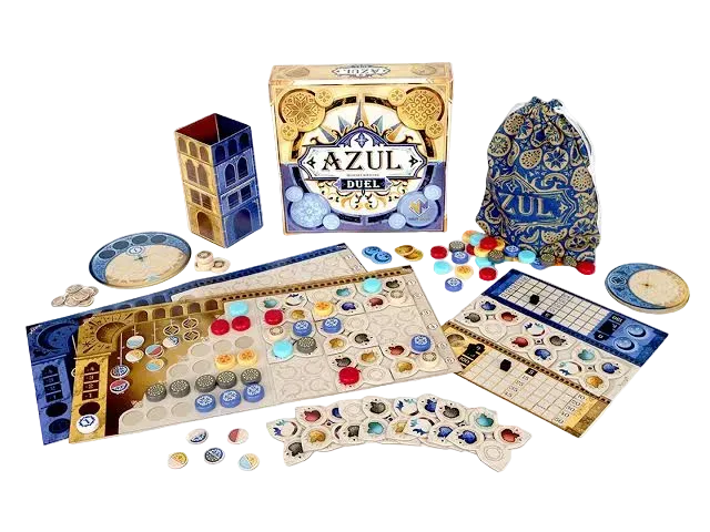 Azul Duel galda spēles komplekts ar krāsainiem flīžu žetoniem, spēles laukumiem, auduma maisiņu un kasti.