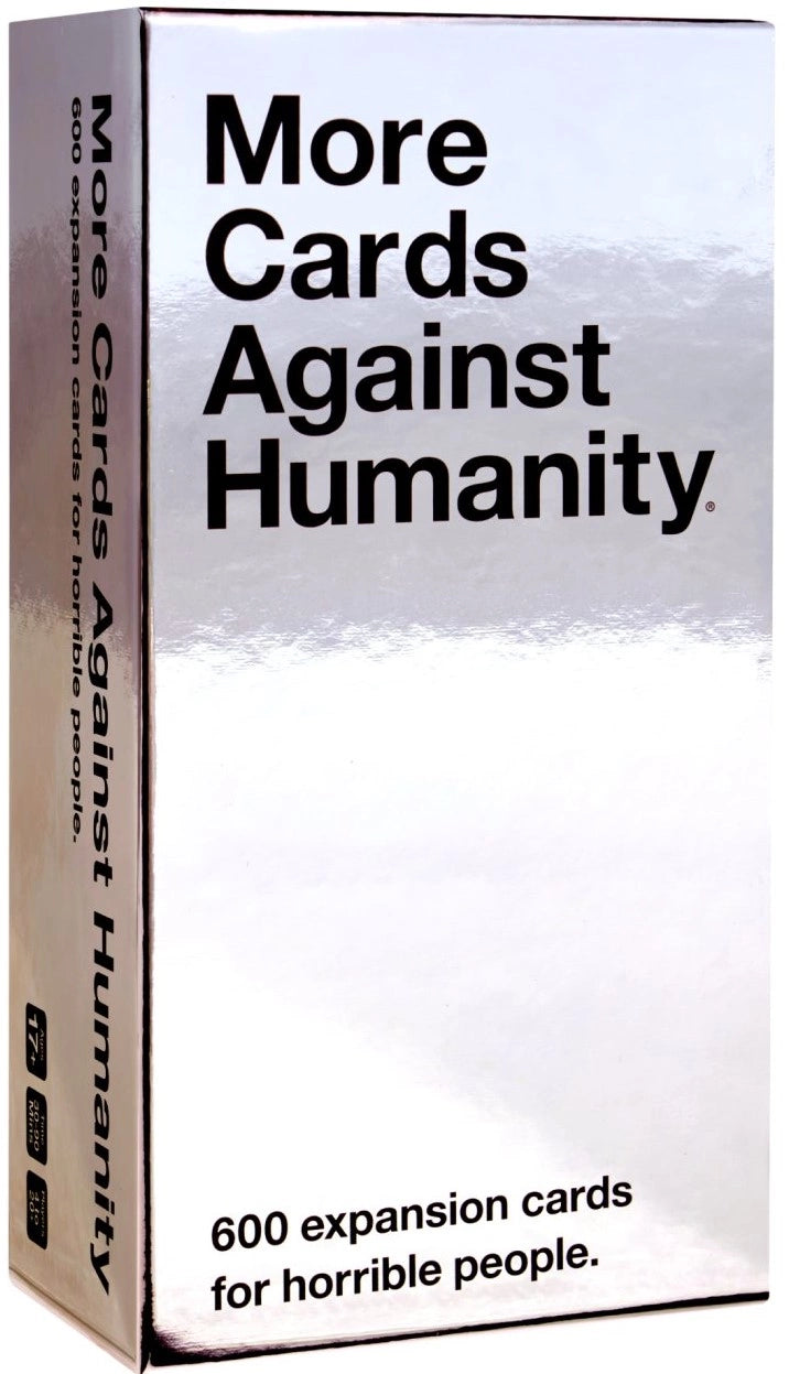 Cards Against Humanity papildinājuma kaste ar 600 kārtīm, sudrabainā iepakojumā ar melnu tekstu.