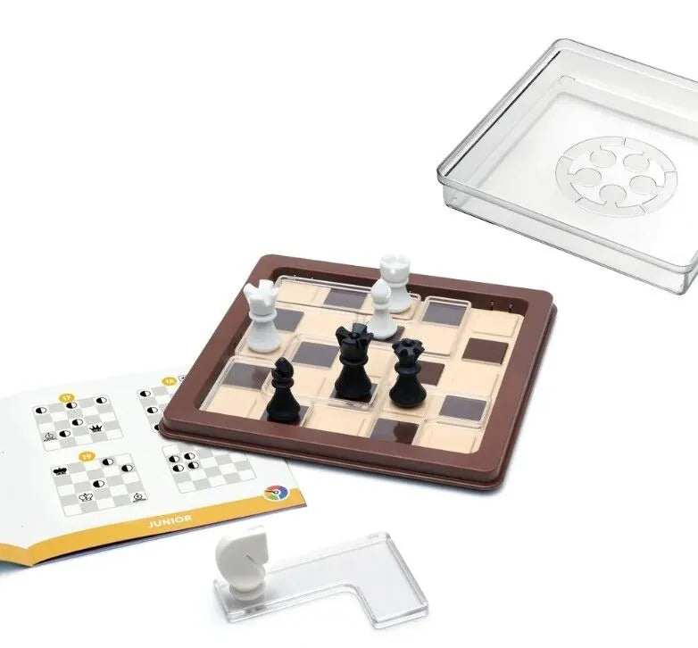 Kompakta Chess Peace loģikas spēle ar melnbaltām šaha figūrām, spēles laukumu, uzdevumu grāmatiņu un caurspīdīgu vāku.