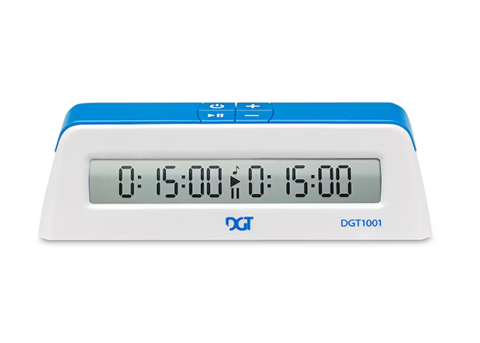 DGT 1001 digitālais šaha pulkstenis baltā un zilā krāsā ar lielu LCD ekrānu un ērtām vadības pogām augšpusē.