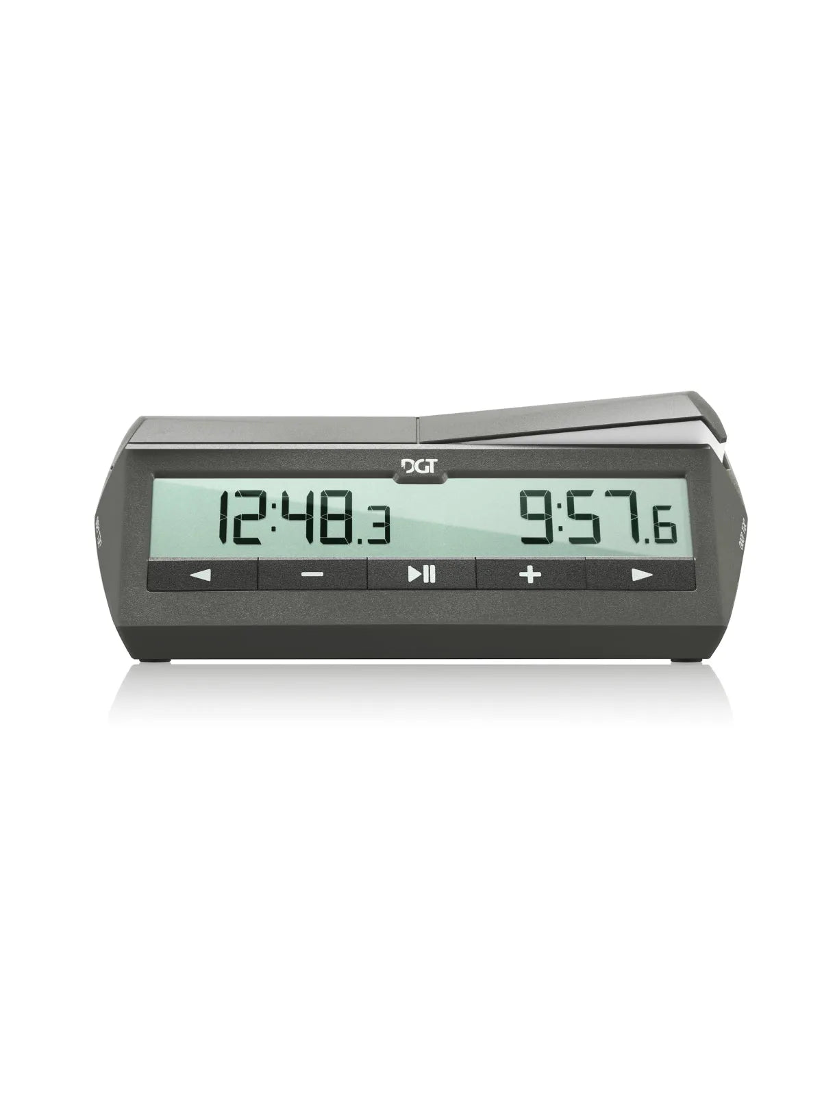 Pelēks DGT 1500 digitālais šaha pulkstenis ar skaidru LCD displeju, kas rāda sekunžu desmitdaļas un vadības pogām.
