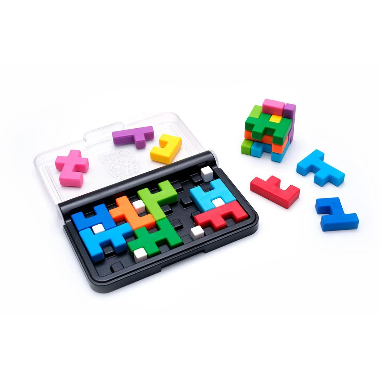 IQ Quub loģikas spēle ar krāsainiem, mīkstiem puzles elementiem 2D laukumā un 3D kuba formā melnā ceļojumu kastītē.