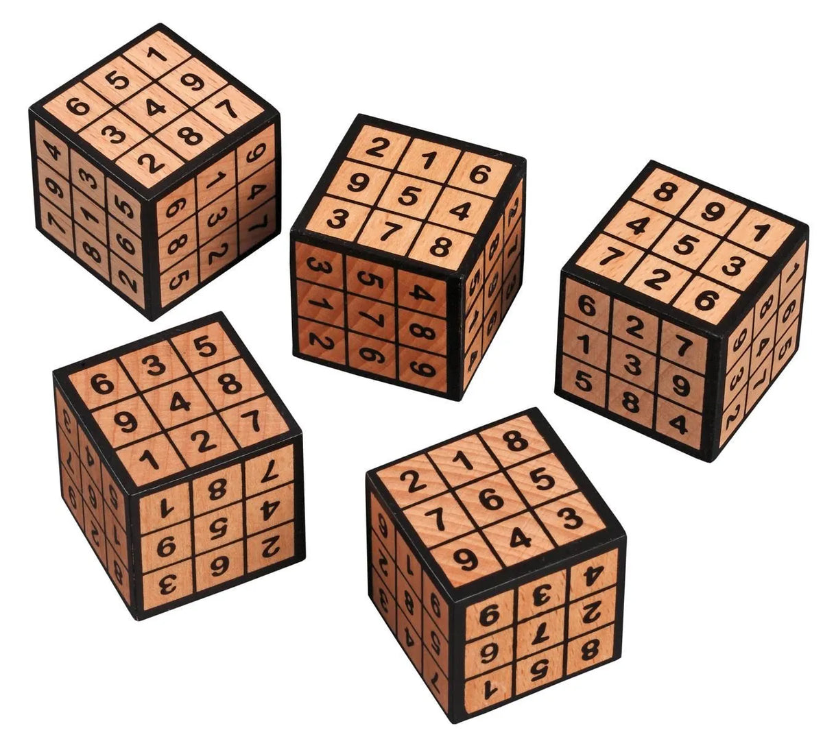 Pieci koka Sudoku kubi ar melnām malām un iegravētiem skaitļiem no 1 līdz 9 loģikas spēlei.
