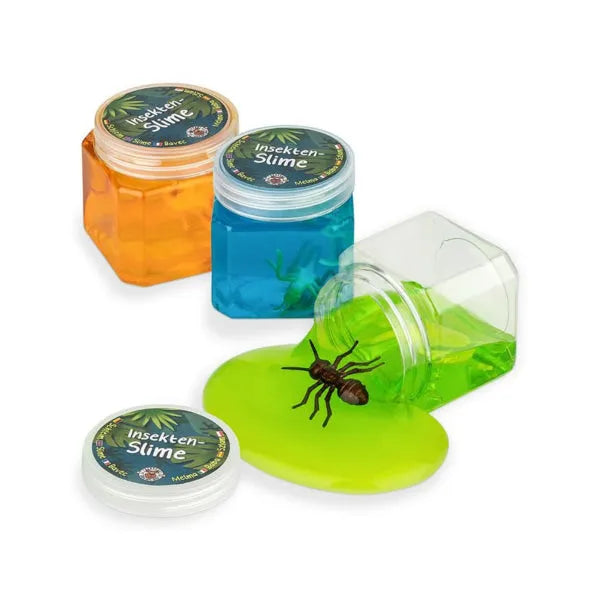 Trīs krāsainas 125g zooloģijas gļotas sešstūra trauciņos ar plastmasas kukaiņu figūriņām iekšpusē.