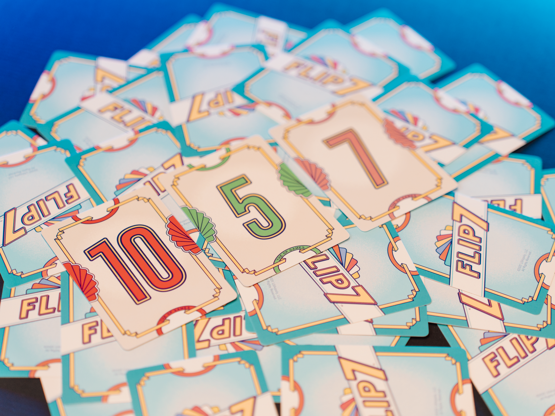 „Flip 7“ — kāršu spēle, kurā katrs lēmums ir svarīgs. Vai apstāsies laikus?