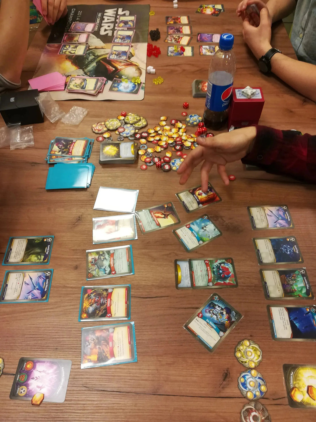 Aizvadīts pirmais KeyForge turnīrs Latvijā-Brain Games LV