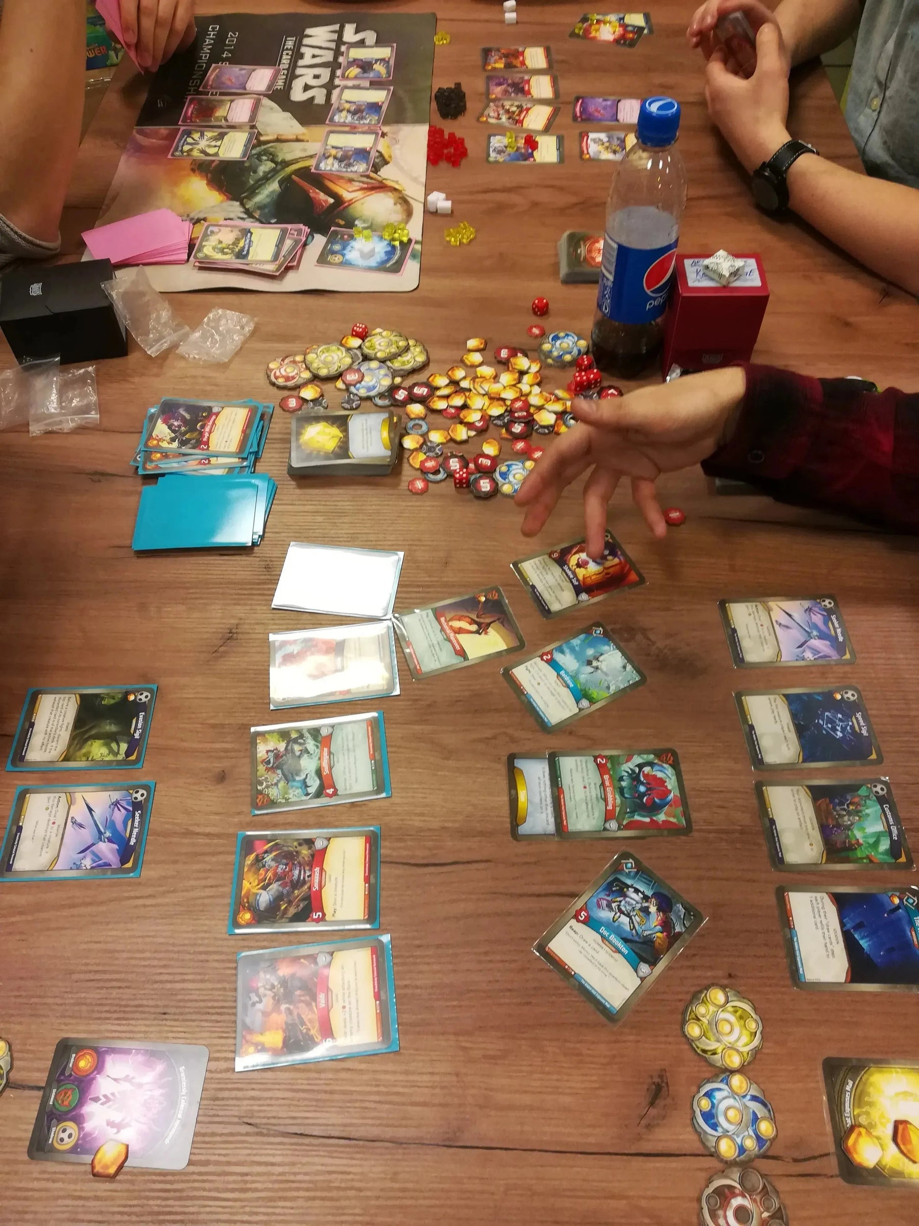 Aizvadīts pirmais KeyForge turnīrs Latvijā-Brain Games LV