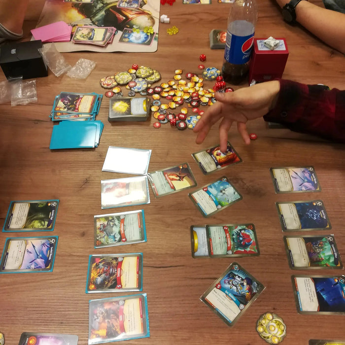 Aizvadīts pirmais KeyForge turnīrs Latvijā-Brain Games LV
