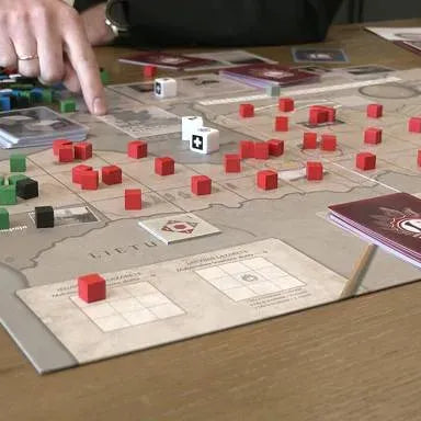 Izveidota galda spēle par Latvijas Neatkarības karu-Brain Games LV