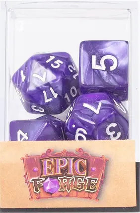 Septiņu pērļu violetu galda spēļu metamie kauliņi caurspīdīgā kastītē ar baltiem cipariem un Epic Forge zīmolu.