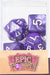 Septiņu pērļu violetu galda spēļu metamie kauliņi caurspīdīgā kastītē ar baltiem cipariem un Epic Forge zīmolu.
