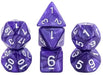 Septiņu pērļu violetu galda spēļu metamie kauliņi ar baltiem cipariem, tostarp D4, D6, D8, D10, D12 un D20 komplektā.