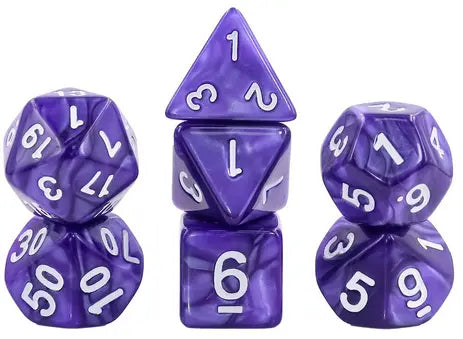 Septiņu pērļu violetu galda spēļu metamie kauliņi ar baltiem cipariem, tostarp D4, D6, D8, D10, D12 un D20 komplektā.