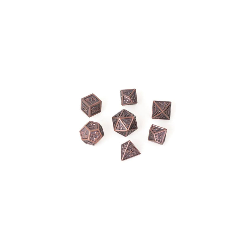 Septiņu 14mm metāla kauliņu komplekts Hammer Bronze krāsā ar iegravētu dizainu galda spēlēm.