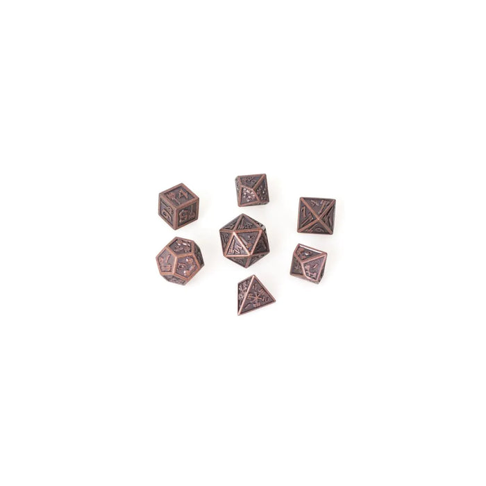 Septiņu 14mm metāla kauliņu komplekts Hammer Bronze krāsā ar iegravētu dizainu galda spēlēm.