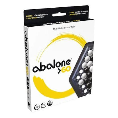 Abalone Go galda spēles iepakojums ar melnbaltām bumbiņām un kompaktu spēles laukumu ceļojumiem.