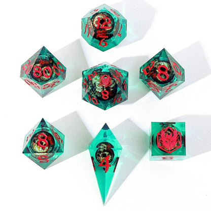 Zaļš sveķu kauliņu komplekts ar asām šķautnēm, iekšpusē iestrādātiem galvaskausiem un sarkaniem cipariem galda spēlēm.