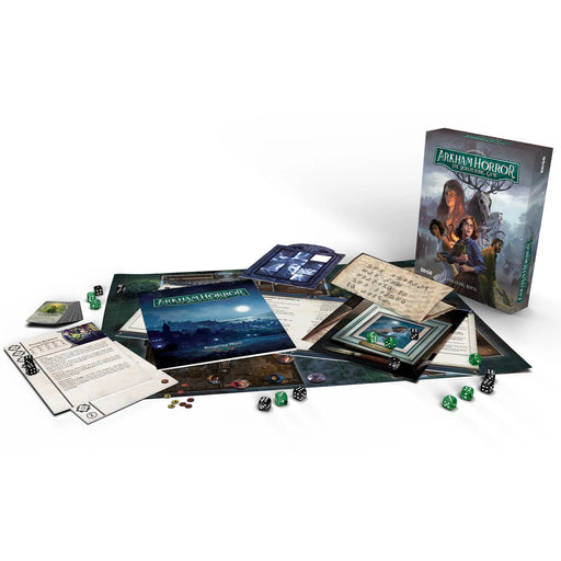 Arkham Horror RPG sākuma komplekts ar spēles laukumu, tēlu lapām, mistiskiem artefaktiem un krāsainiem kauliņiem.