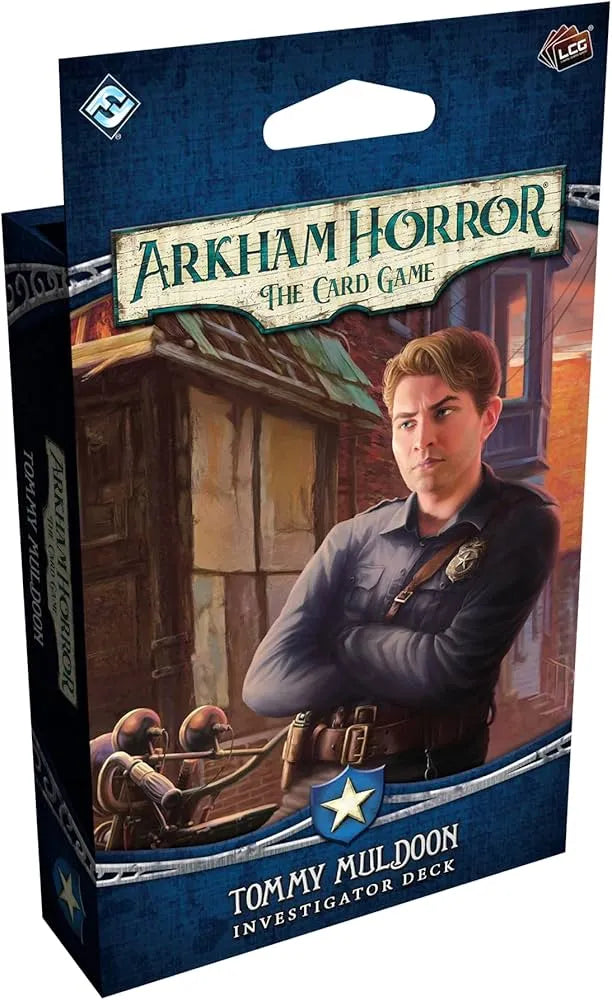 Arkham Horror kāršu spēles Tommy Muldoon izmeklētāja komplekta iepakojums ar policista ilustrāciju uz zila fona.