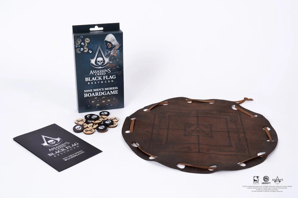 Assassin's Creed Black Flag galda spēle ar brūnu ādas spēles laukumu, koka kauliņiem un tematisku iepakojumu.