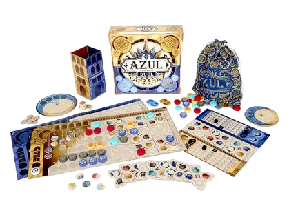 Azul Duel galda spēles komplekts ar krāsainiem flīžu žetoniem, spēles laukumiem, auduma maisiņu un kasti.