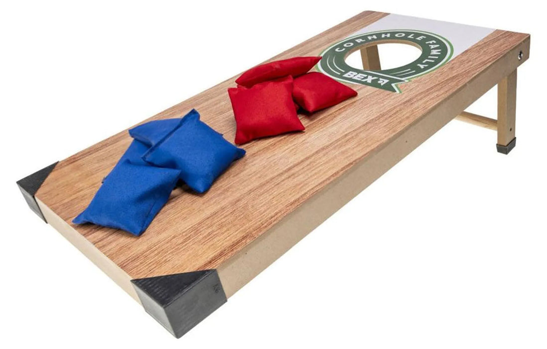 BEX Cornhole koka spēles komplekts ar ziliem un sarkaniem metamiem maisiņiem uz 60x30 cm laukuma.