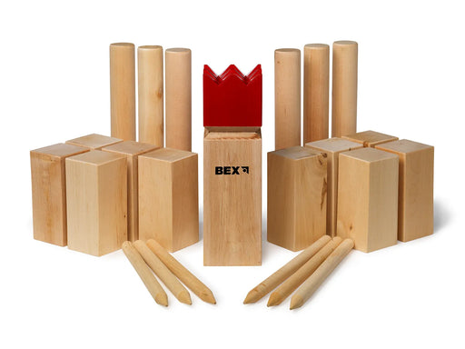 Bex Kubb World Cup komplekts no gaiša koka ar sarkanu ķēniņu, koka klucīšiem, metamajām nūjām un stūru mietiņiem.