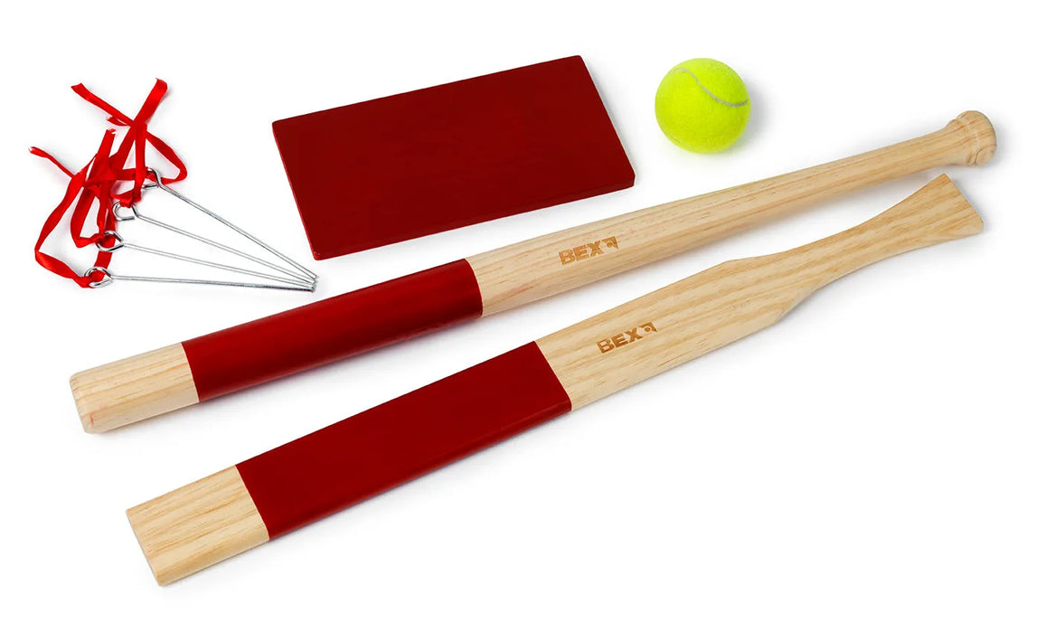 Bex Rounders spēļu komplekts ar koka nūjām, sarkanu bāzes plāksni, tenisa bumbiņu un metāla mietiņiem ar lentēm.