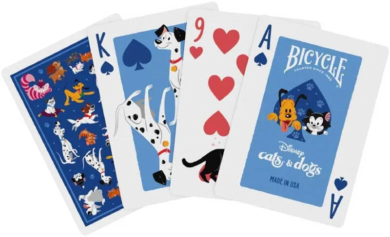 Bicycle Disney Cats and Dogs kāršu komplekts ar krāsainiem multfilmu varoņu attēliem uz spēļu kārtīm.