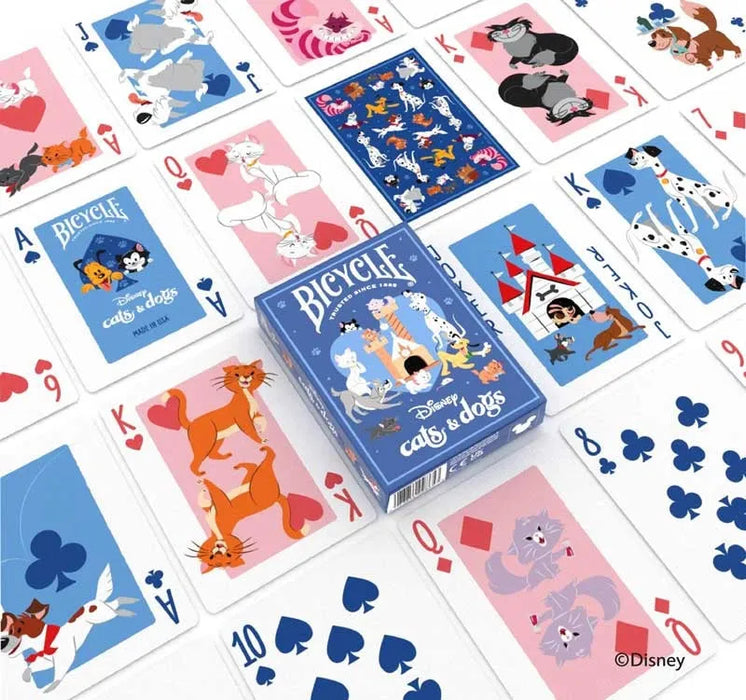 Bicycle Disney Cats and Dogs spēļu kārtis ar krāsainiem multfilmu varoņu attēliem un zilu kāršu kasti.