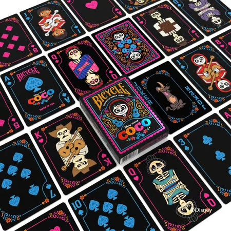 Bicycle Disney Coco spēļu kārtis ar krāsainiem skeletu motīviem un melnu dizainu, 52 kārtis un 2 džokeri kvalitatīvā kartona iepakojumā.