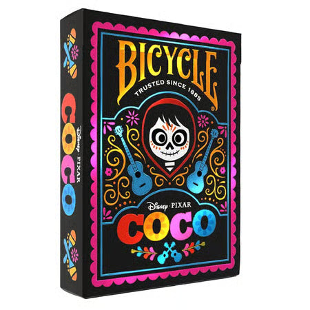 Bicycle Disney Coco kāršu komplekts melnā kastītē ar krāsainu, spīdīgu dizainu un filmas varoņu motīviem.