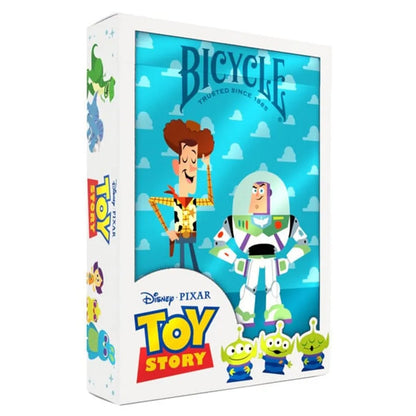 Bicycle Toy Story kāršu kava ar Vudiju un Bazu uz zila fona, 63,5x88,9 mm izmēra spēļu kārtis ar Air Cushion pārklājumu.