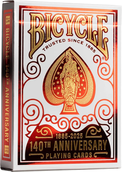 Bicycle MTLX 140. jubilejas kāršu komplekts baltā kastītē ar spīdīgiem sarkaniem un zeltītiem ornamentiem.