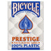 Bicycle Prestige 100% plastikāta kāršu komplekts pokeram ar klasisku dizainu un izturīgu 62.5 x 88 mm izmēru.