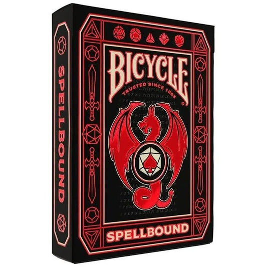 Bicycle Spellbound kāršu kava melnā kastītē ar sarkanu pūķa dizainu, zobeniem un spēļu kauliņu simboliem.