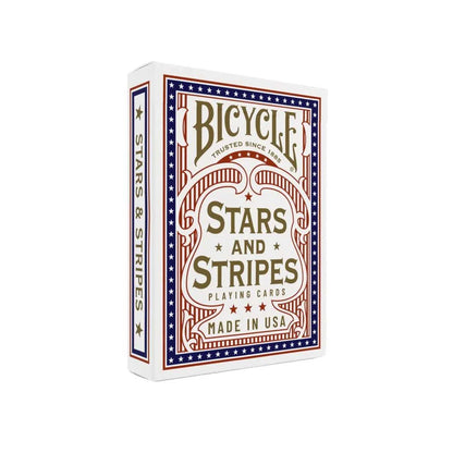 Bicycle Stars and Stripes spēļu kāršu kārbiņa ar sarkanbaltzilu patriotisku dizainu un zelta elementiem.