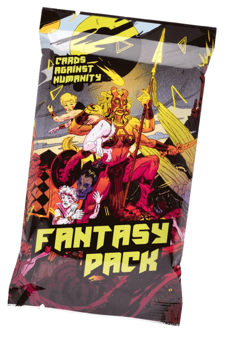 Cards Against Humanity Fantasy Pack papīra iepakojums ar krāsainu fantāzijas ilustrāciju un dzelteniem uzrakstiem.
