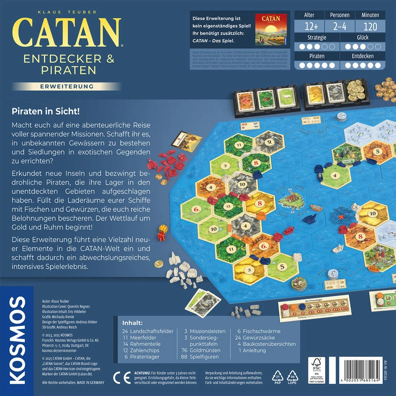 CATAN Entdecker & Piraten paplašinājuma kaste ar spēles laukumu, krāsainiem heksagoniem, kuģiem un spēļu figūriņām.