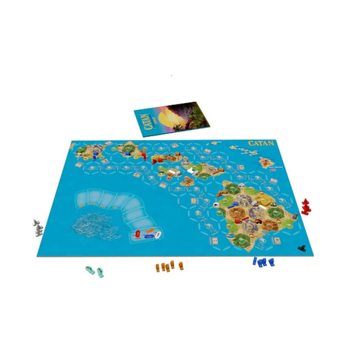 Catan Hawai'i paplašinājuma spēles laukums ar salu elementiem, krāsainām figūriņām un instrukciju grāmatiņu.