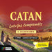 CATAN Latvijas čempionāta 5. atlases kārtas plakāts ar spēles laukuma ilustrāciju, zeltainu saulrietu un uzvarētāja kausa ikonu.
