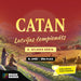 CATAN Latvijas čempionāta 6. atlases plakāts ar spēles lauka ilustrāciju, zelta kausu un informāciju par turnīru Rīgā.