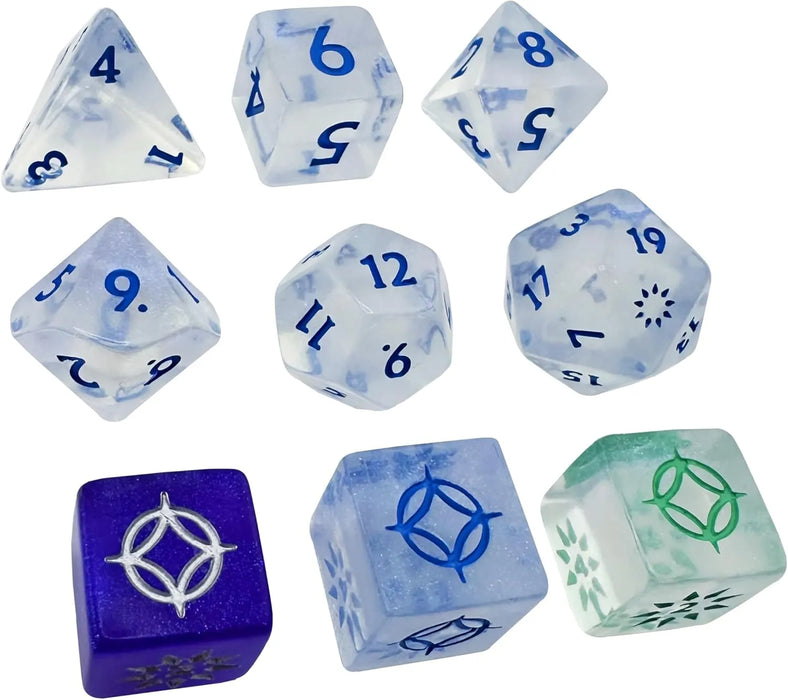 Cosmere RPG Stormlight kauliņu komplekts ar caurspīdīgiem, ziliem un zaļiem elementiem un unikāliem simboliem.