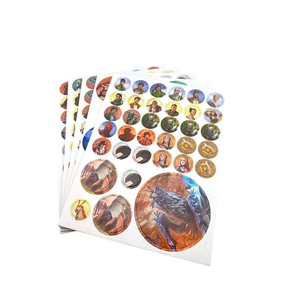 Cosmere RPG Stormlight žetonu komplekts ar krāsainiem tēlu attēliem un lielu hologrāfisku briesmoņa uzlīmi uz baltas lapas.