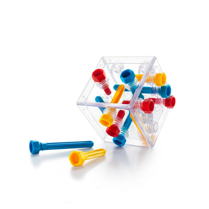 Caurspīdīgs plastmasas kubs ar krāsainiem sarkaniem, ziliem un dzelteniem spēles elementiem loģikas galda spēlei.