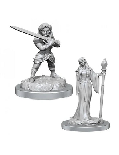 Divas nekrāsotas Critical Role miniatūras: bruņota puskājniece ar zobenu un burve ar zizli uz apaļām pamatnēm.
