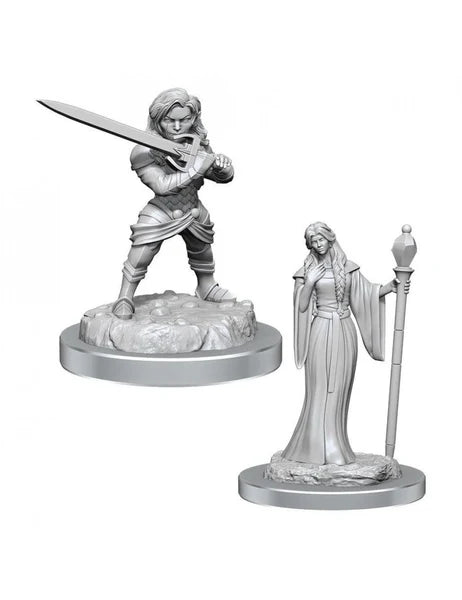 Divas nekrāsotas Critical Role miniatūras: bruņota puskājniece ar zobenu un burve ar zizli uz apaļām pamatnēm.