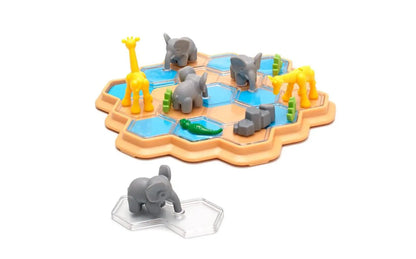 Croco Tiles galda spēle ar krāsainām dzīvnieku figūriņām uz sešstūra formas spēles laukuma ar ūdens un sauszemes elementiem.