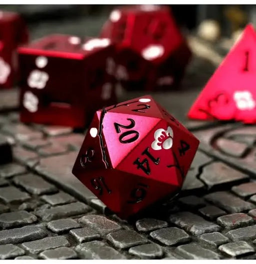 Sarkans metāla RPG kauliņu komplekts ar ziedu motīviem un melniem cipariem uz akmens tekstūras fona.